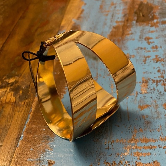 nOir Gold Cuff Bracelet - Picture 2 of 7